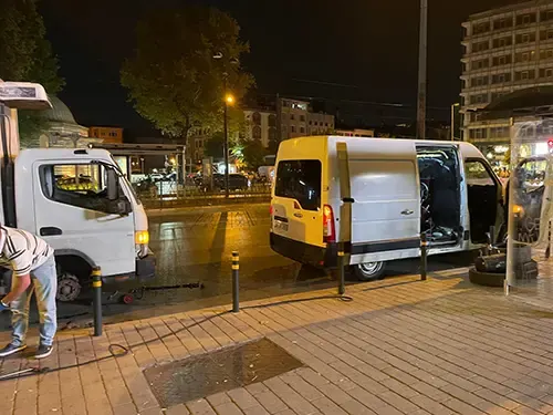 Gece açık acil lastik servisi ekibi çalışırken
