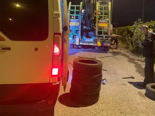 İstanbul'da lastik yol yardım hizmeti veren ekip