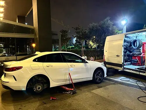 İstanbul'da yol kenarında müdahale eden mobil lastikçi servis aracı