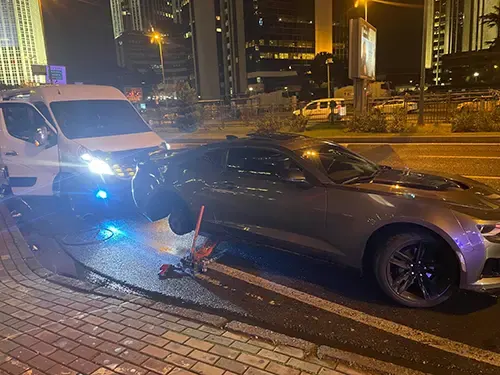 Patlak lastiğin yol kenarında tamir edilmesi