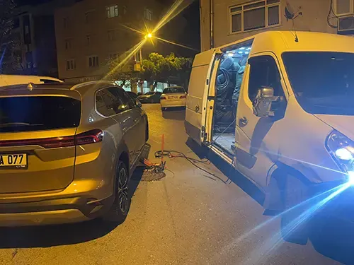 Araç stepnesinin takılması için hazırlanan mobil lastik servisi